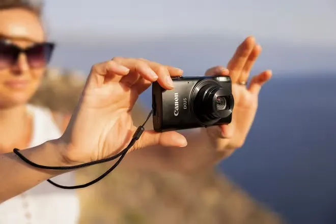 La Canon IXUS 285 HS A es la cámara compacta con superzoom ideal para viajar. Es una cámara digital pequeña y elegante con la que podrás captar tus viajes.