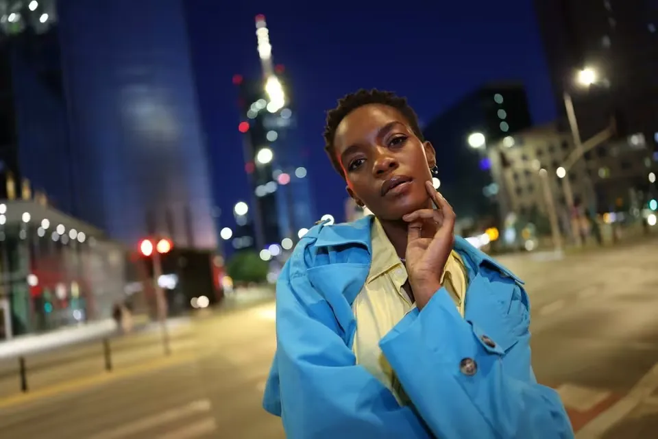 Un rendimiento creativo brillante con baja iluminación