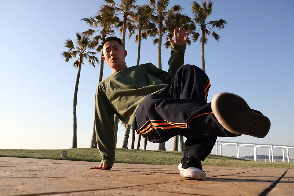 La EOS R10 puede reconocer a personas, vehículos o animales (como perros, gatos y aves), además de seguir sus movimientos por el encuadre. Incluso los motivos que se mueven a gran velocidad se ven totalmente nítidos.